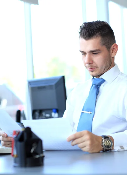 Homme d'affaires heureux assis et travaillant au bureau — Photo