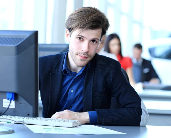 Biznesmen korzystający z laptopa — Zdjęcie stockowe