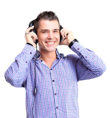 Kulaklıklı genç adam.