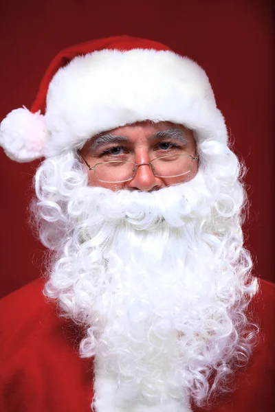 Foto van de gelukkige Kerstman in een bril kijkend naar de camera — Stockfoto