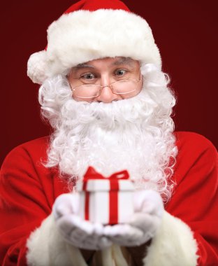 xmas hediye veriyor ve kameraya bakarak biraz Noel Baba'nın fotoğraf
