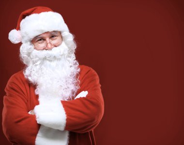Gözlüklü mutlu Noel Baba 'nın fotoğrafı. Kameraya bakıyor.