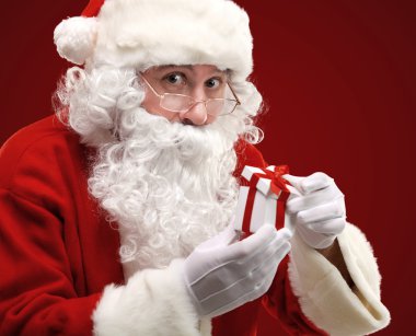 mutlu Noel Baba beyaz giftbox izolasyon bakarak fotoğraf