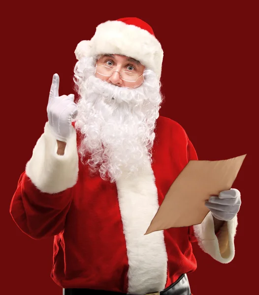Papai Noel segurando carta de Natal — Fotografia de Stock