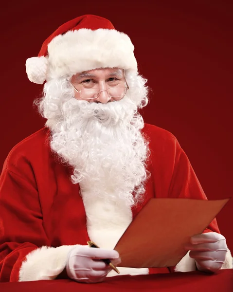 산타 클로스 크리스마스 편지를 들고 — стокове фото
