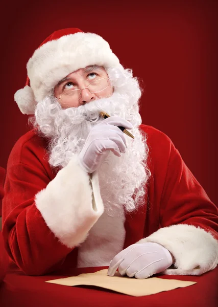 Weihnachtsmann schaut auf Umschlag — Stockfoto