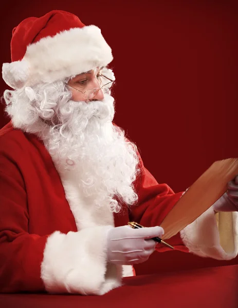 Babbo Natale guardando la busta — Foto Stock