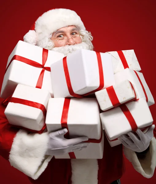 Père Noël avec boîtes-cadeaux — Photo