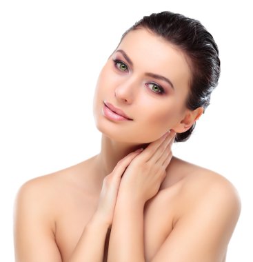 güzel kızın yüzüne dokunmak. Beyaz bir arka plan üzerinde izole. mükemmel bir cilt. güzel bir yüz. profesyonel makyaj