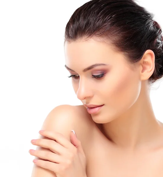 güzel kızın yüzüne dokunmak. Beyaz bir arka plan üzerinde izole. mükemmel bir cilt. güzel bir yüz. profesyonel makyaj