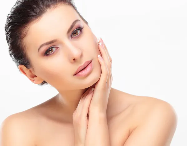 Mooi meisje raakt haar gezicht. geïsoleerd op een witte achtergrond. perfecte huid. schoonheid gezicht. professionele make-up — Stockfoto