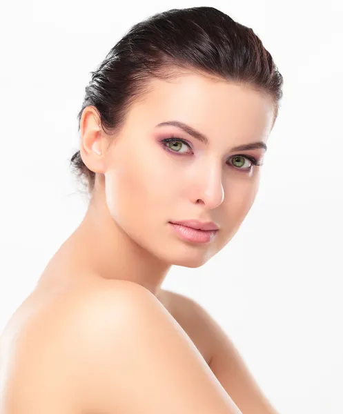 Mooi meisje raakt haar gezicht. geïsoleerd op een witte achtergrond. perfecte huid. schoonheid gezicht. professionele make-up — Stockfoto