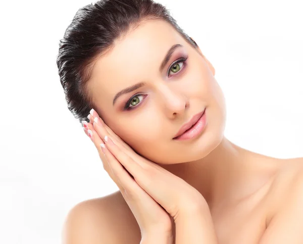 Menina bonita tocando seu rosto. Isolado num fundo branco. Pele perfeita. Cara de beleza. Maquiagem profissional — Fotografia de Stock