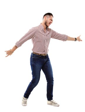 mutlu genç adam başarı beyaz arka plan üzerinde kutluyor