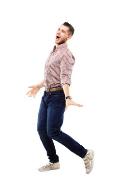 mutlu genç adam başarı beyaz arka plan üzerinde kutluyor