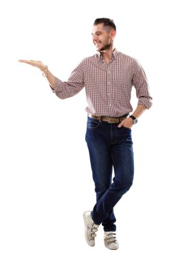 Mutlu gülümseyen genç adam beyaz arka planda izole edilmiş metninizi ya da ürününüzü sunar ve gösterir