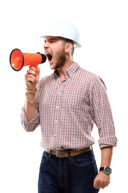 Beyaz arka plan üzerinde izole bir megafon kullanarak bağırarak iş adamı