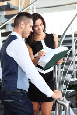 belgeleri tartışırken ortakları