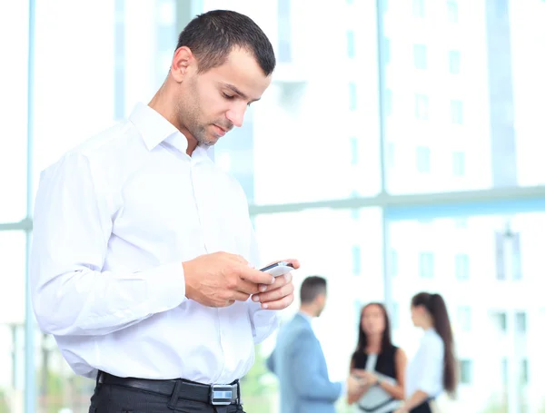 Uomo d'affari che utilizza uno smartphone — Foto Stock