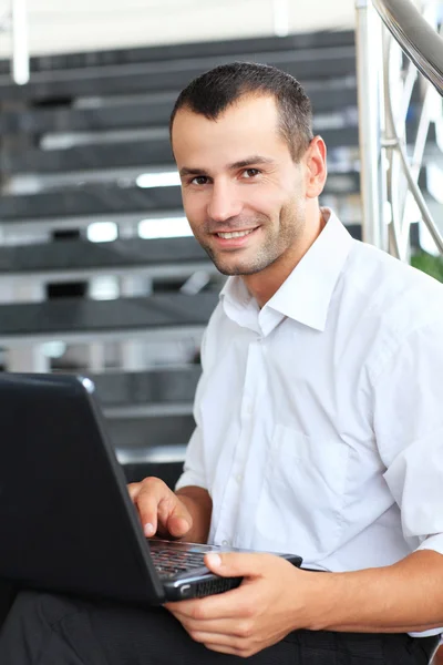 Uomo d'affari che utilizza laptop — Foto Stock