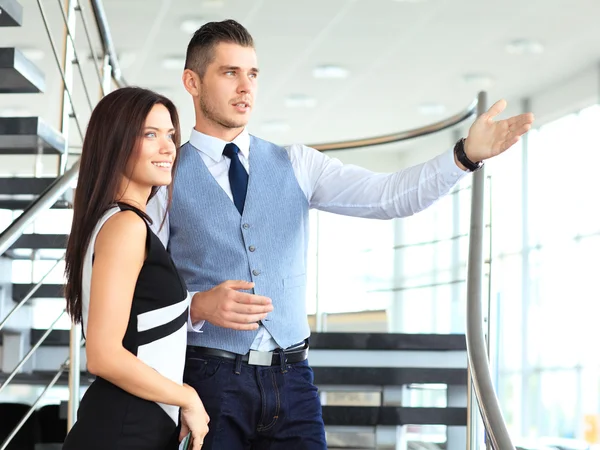 Socios de negocios en las escaleras — Foto de Stock