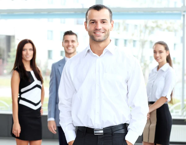 Homem de negócios com companheiros de equipe — Fotografia de Stock