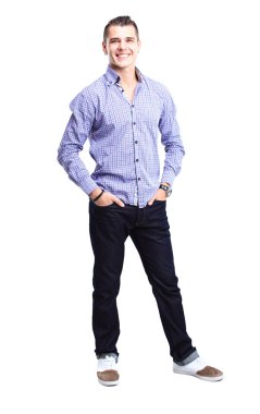 casual adam gülümsüyor