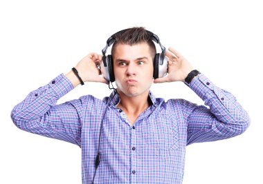 Kulaklık takan adam.