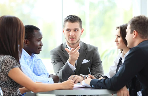 Parceiros comerciais discutindo — Fotografia de Stock