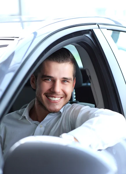 Hombre en coche nuevo —  Fotos de Stock