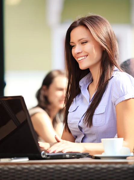 Frau mit Laptop — Stockfoto