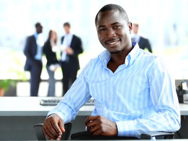 gülümseyen iş adamı