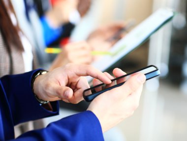 Akıllı telefon kullanan iş adamı