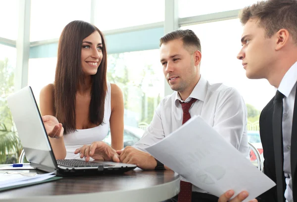 Businesswoman pointing in laptop — Stock Photo, Image