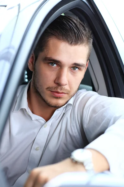 Man in auto — Stockfoto