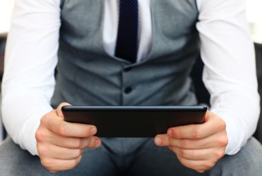 Dijital tablet tutan işadamı.