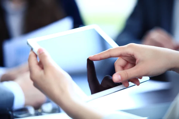 Bir touchpad kullanarak ofis çalışanı — Stok fotoğraf