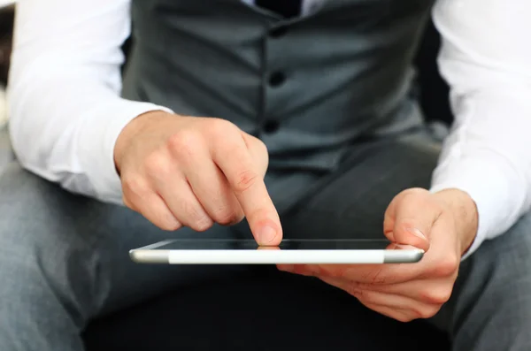 Uomo d'affari in possesso di tablet digitale. — Foto Stock
