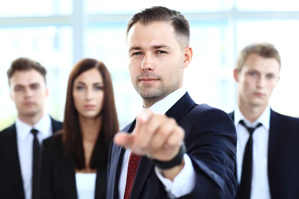 Schöner Mann, der mit dem Finger auf dich zeigt — Stockfoto