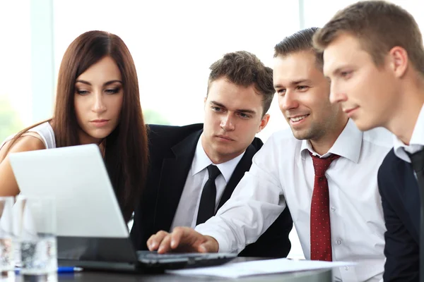 Socios comerciales discutiendo documentos — Foto de Stock