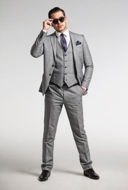 güneş gözlüklü Genç İşadamları