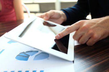 Touchpad kullanarak ofis çalışanı