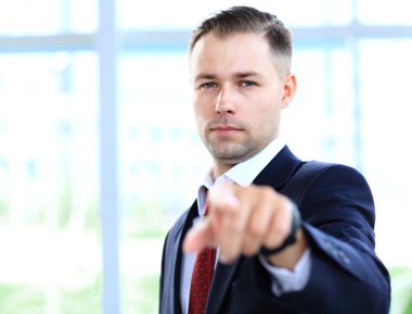 Sana işaret eden yakışıklı işadamı