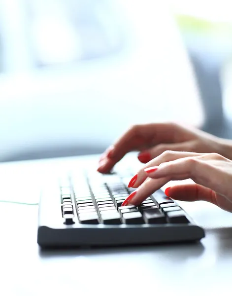 Trabalhador digitando no teclado — Fotografia de Stock