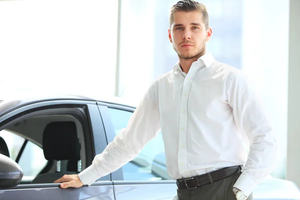 Bonito homem perto de carro — Fotografia de Stock