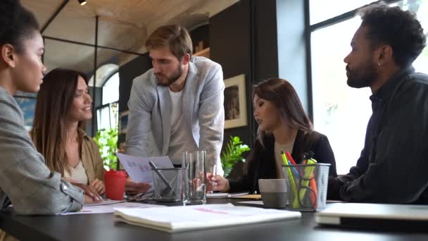 Gente de negocios dándose la mano. Concepto de empresa, startup y personas - equipo creativo multirracial feliz en la oficina. — Vídeos de Stock