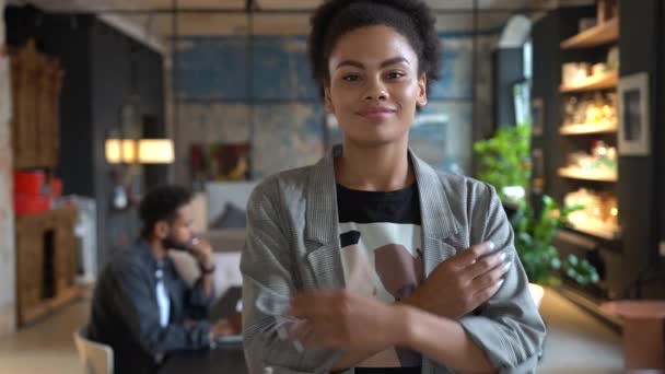 Sorrindo bela afro-americana mulher profissional gerente empregado de pé no escritório moderno olhando para a câmera — Vídeo de Stock
