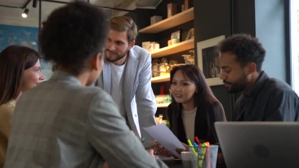 Equipo empresarial multiétnico jóvenes hacen una lluvia de ideas sobre el proyecto durante la reunión corporativa — Vídeos de Stock