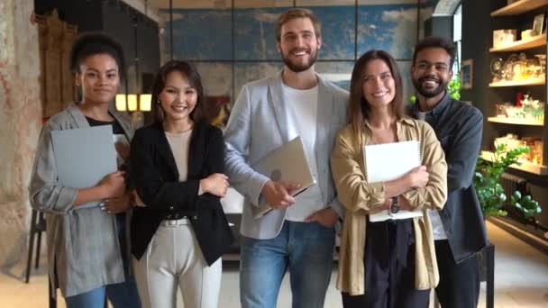 Sonriente profesional diversa oficina corporativa miembros del equipo de negocios grupo mira a la cámara — Vídeo de stock