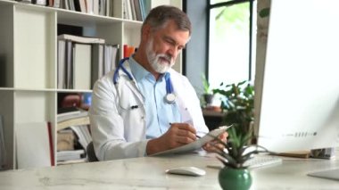 Özel kliniğinde emin doktor portresi